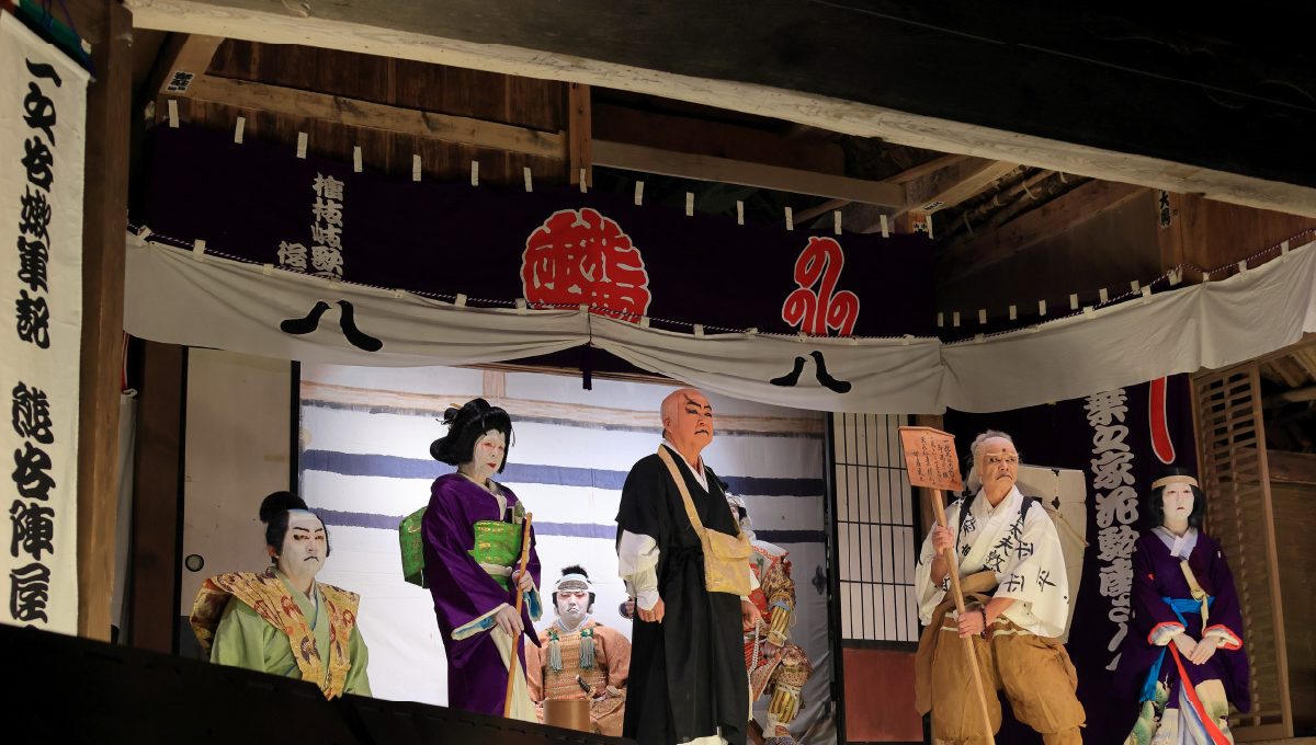 受賞した「檜枝岐村歌舞伎」の演技を披露する「花駒座の座員は皆が村民」